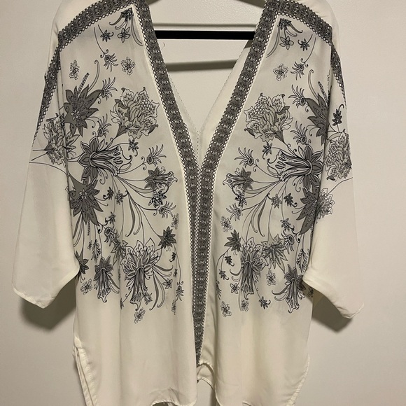 ROSE + OLIVE Women’s Off White/Black Floral Top SZ 1X - Picture 2 of 7